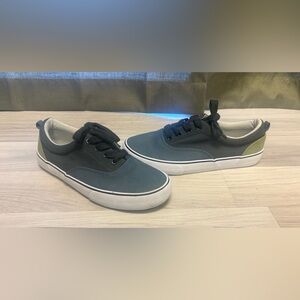 Kids low top Sneakers size 4